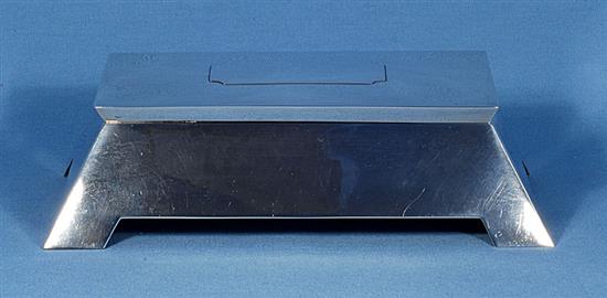 A stylish Edwardian silver inkstand with hinged cover, by length approx 11 ½”/292mm depth 7 ¾”/197 mm. Weight 57ozs/1613grms.